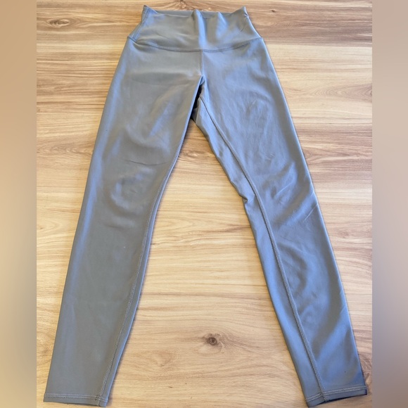 Alo Yoga 7/8 High-Waist Airlift Legging - Light Gray - Picture 6 of 6